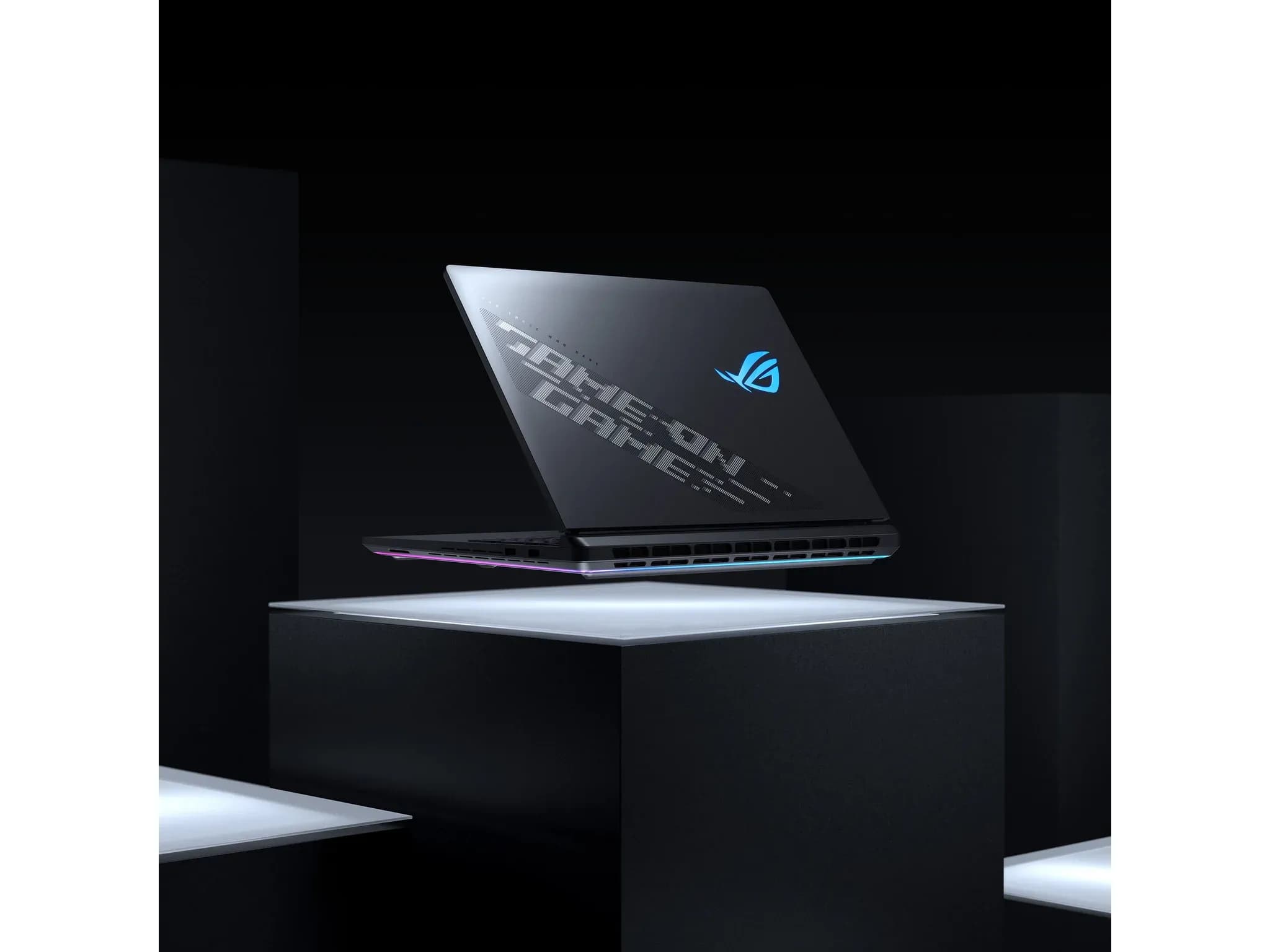 لپ‌تاپ گیمینگ ASUS ROG Strix SCAR 18 G835LX · نمای باز و صفحه‌نمایش ۲