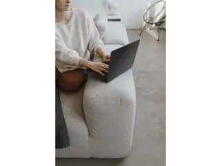 لپ‌تاپ ASUS Zenbook 14 OLED UM3406HA · نمای پشت و لولا